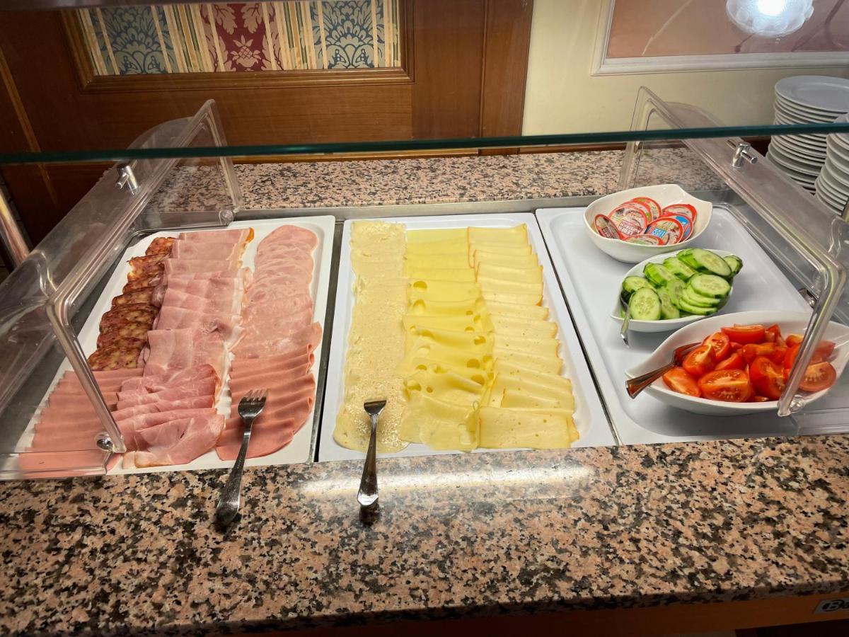 Hotel Restaurant Wallner I Contactless Check-In St. Valentin Dış mekan fotoğraf