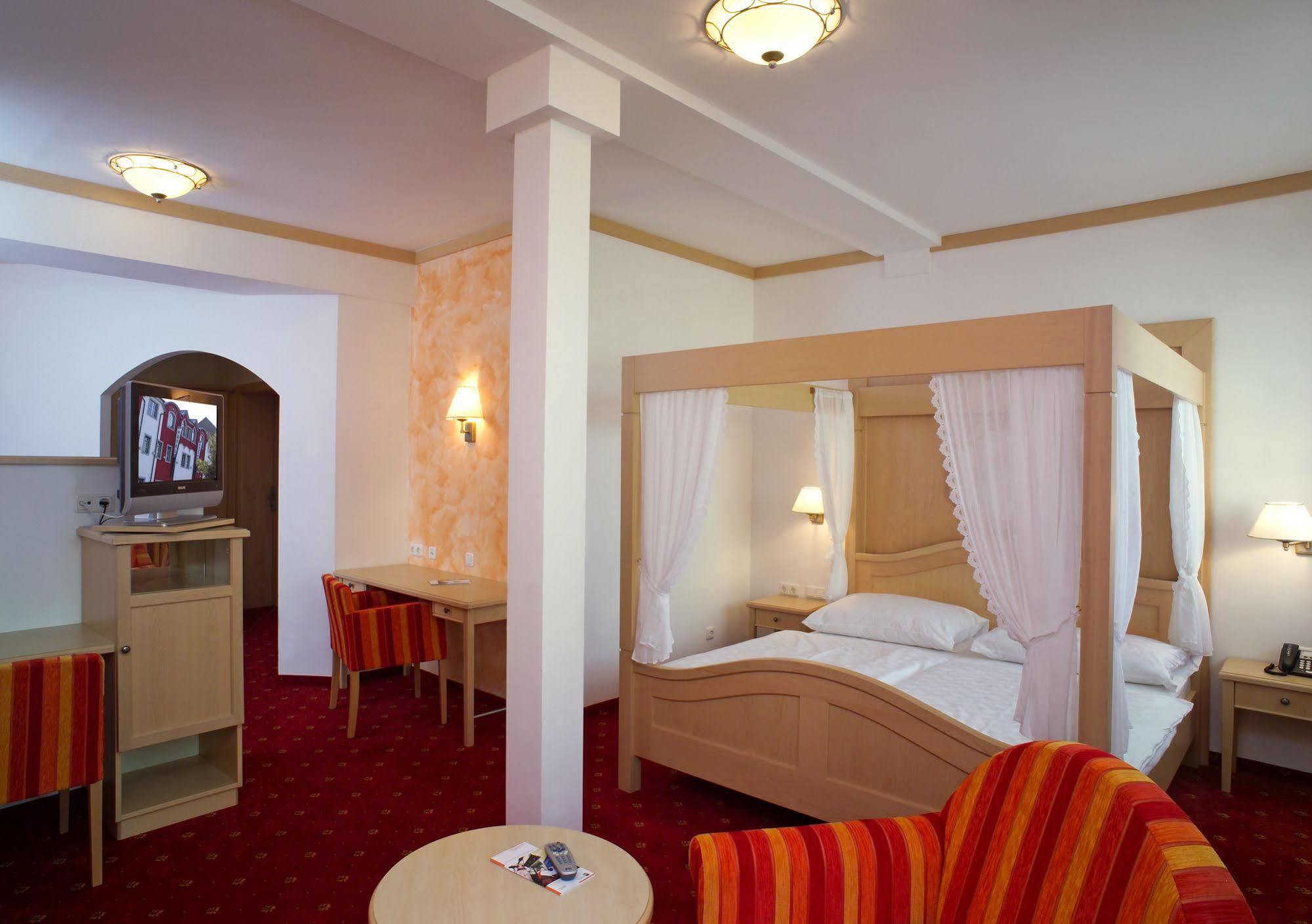 Hotel Restaurant Wallner I Contactless Check-In St. Valentin Dış mekan fotoğraf