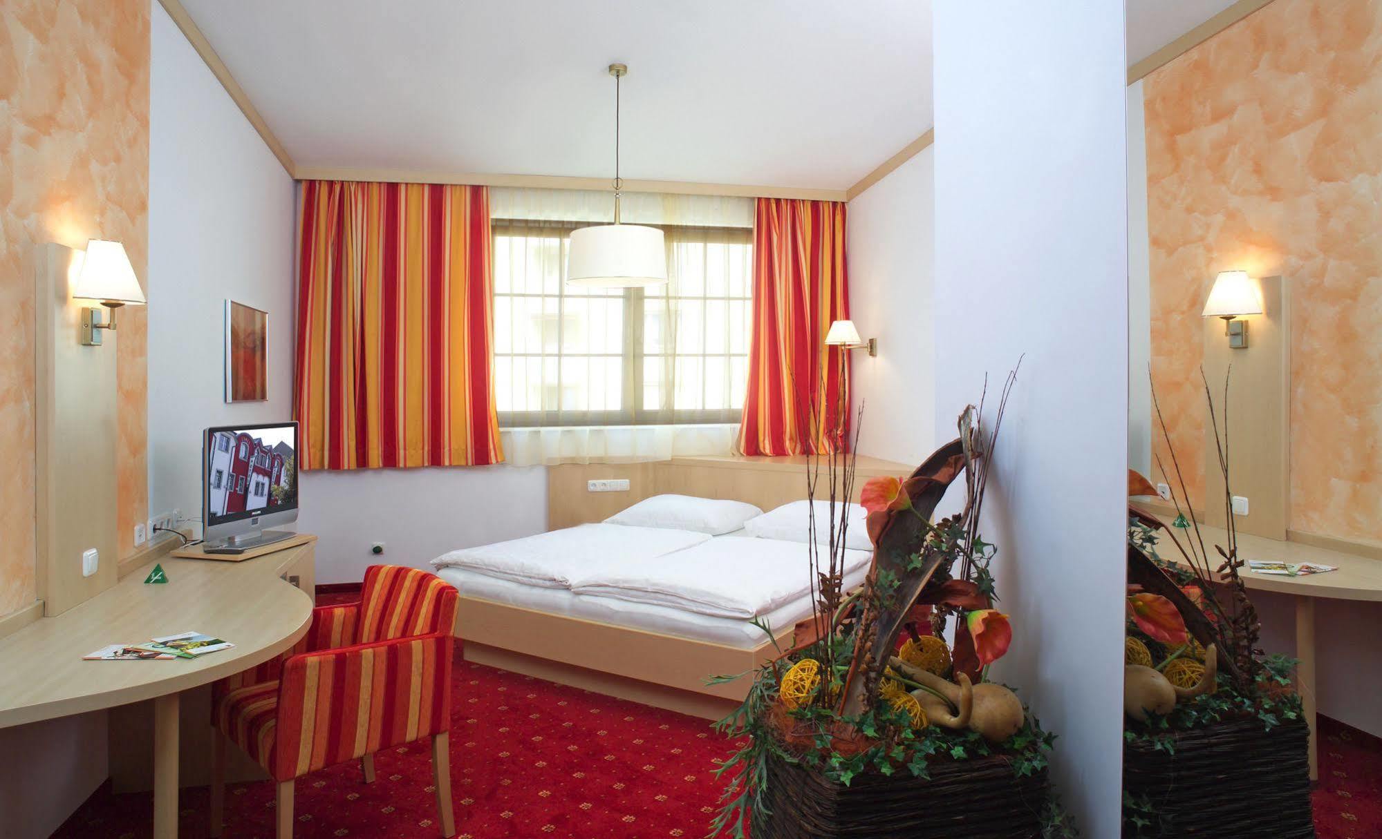 Hotel Restaurant Wallner I Contactless Check-In St. Valentin Dış mekan fotoğraf