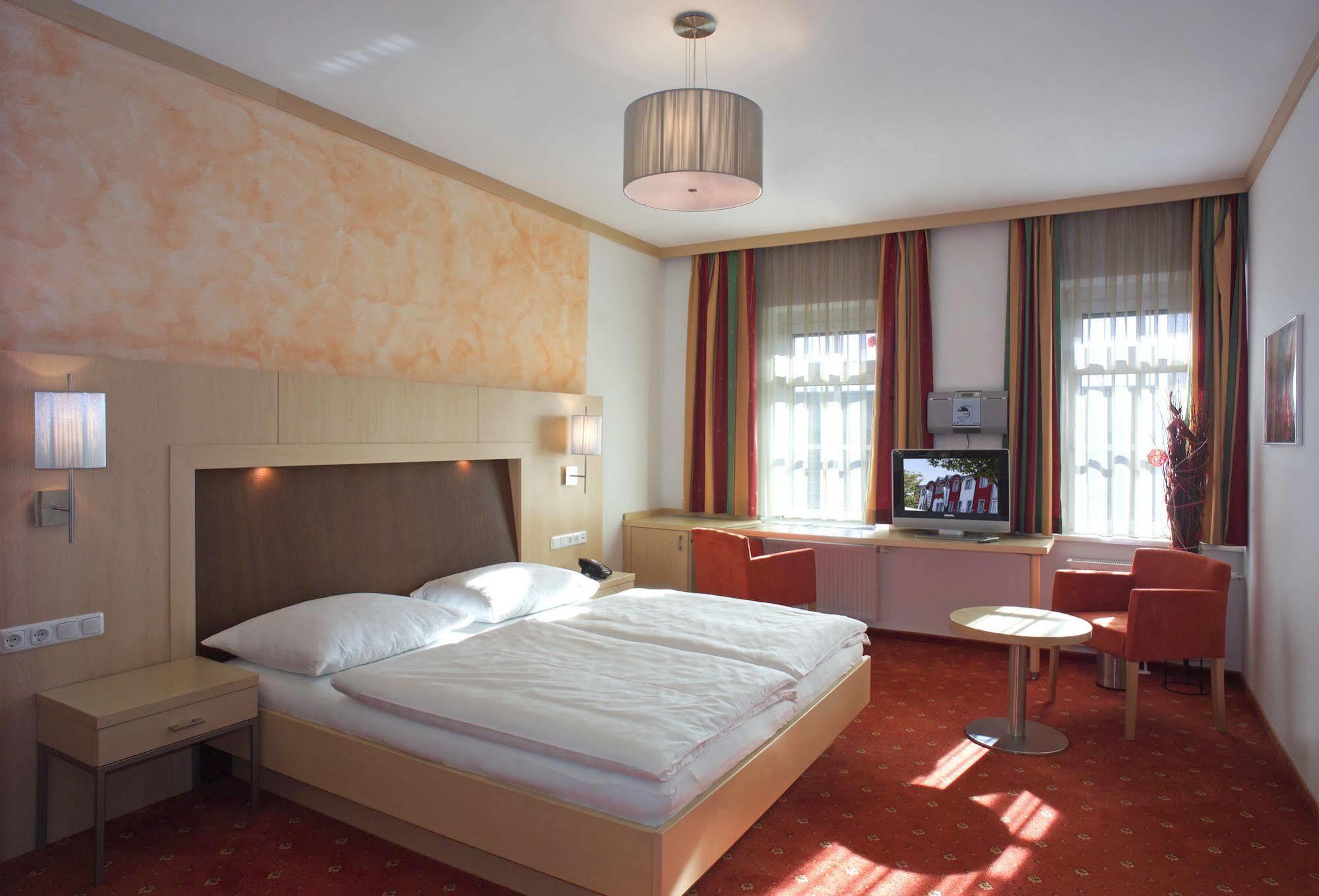 Hotel Restaurant Wallner I Contactless Check-In St. Valentin Dış mekan fotoğraf
