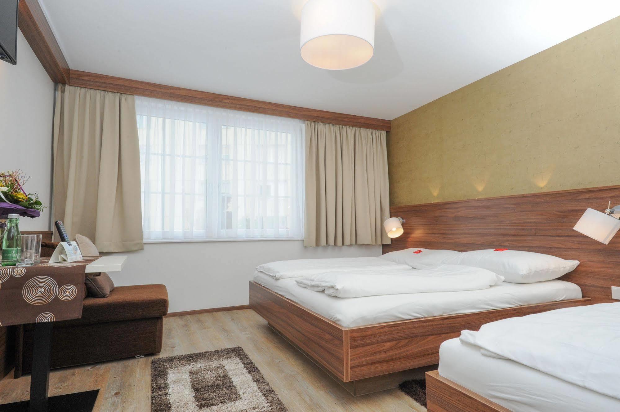 Hotel Restaurant Wallner I Contactless Check-In St. Valentin Dış mekan fotoğraf