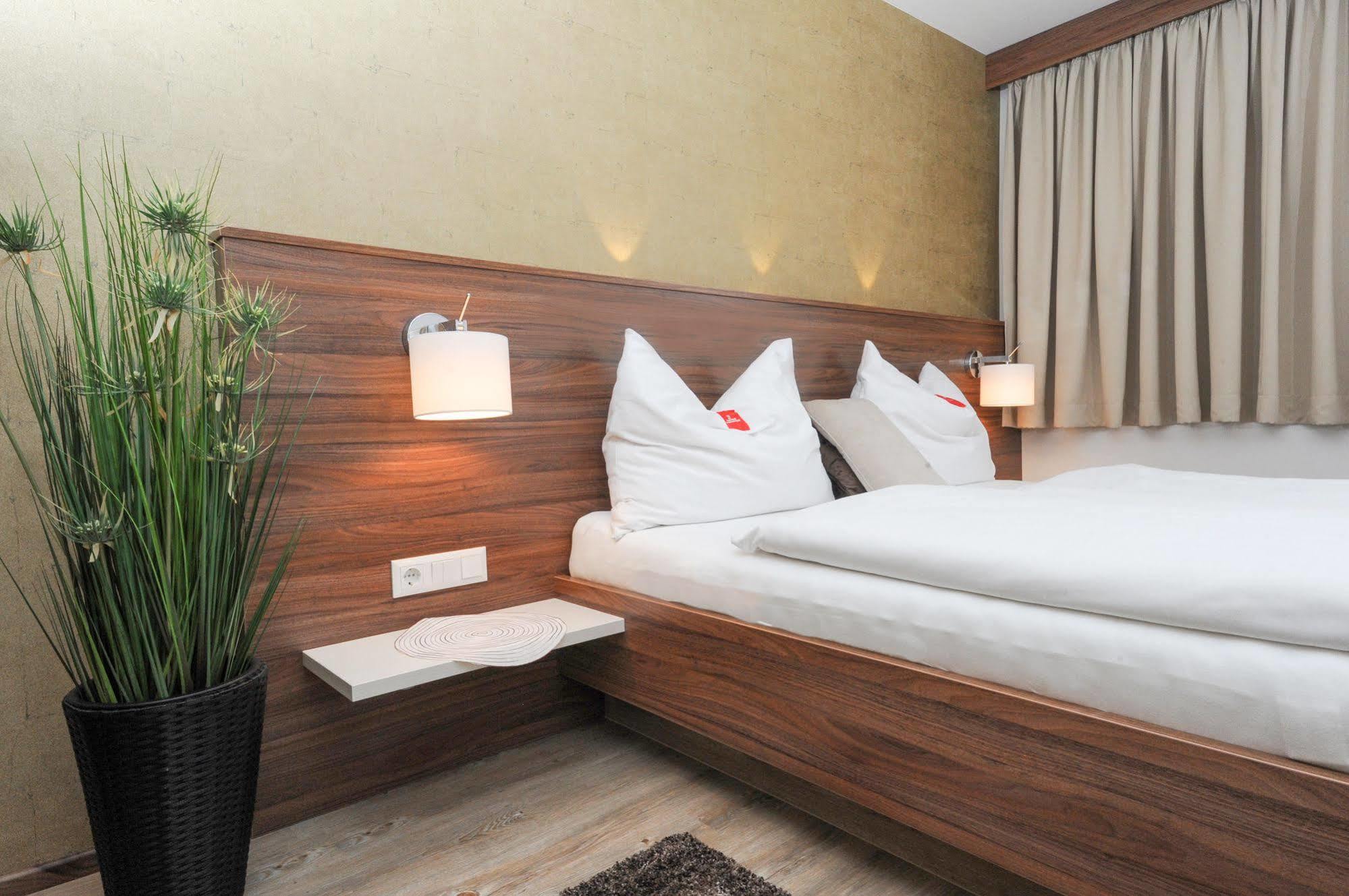 Hotel Restaurant Wallner I Contactless Check-In St. Valentin Dış mekan fotoğraf