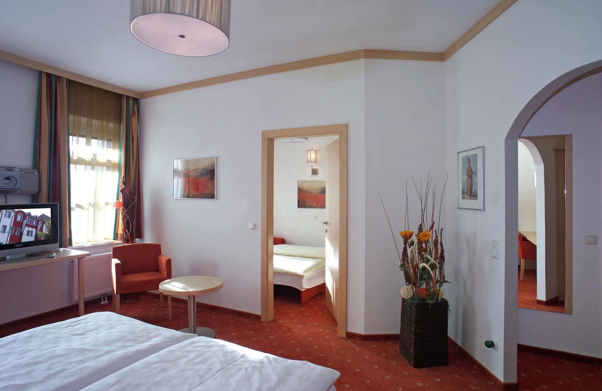 Hotel Restaurant Wallner I Contactless Check-In St. Valentin Dış mekan fotoğraf